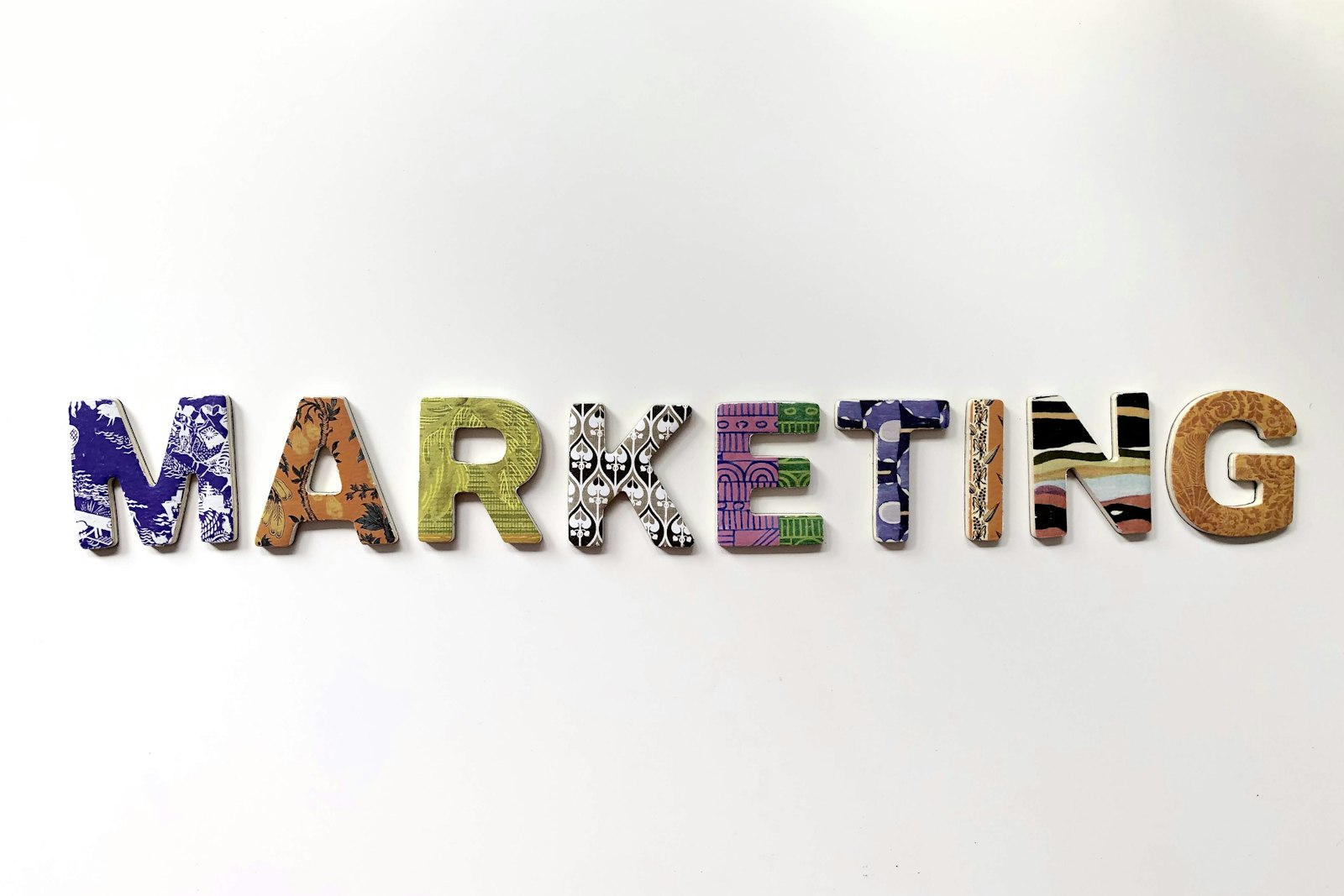 拼出 MARKETING 字樣的彩色花紋字母